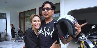 Menurut gofar hilman mau siapapun yang membayarkan makanan ataupun minuman yang tengah berkencan, atau kedua pasangan ingin berbagi tagihan bayaran itu sama sekali tidak masalah. Cuma Jadi Sahabat Ini Alasan Nikita Mirzani Dan Gofar Hilman Tak Bisa Bersama Kapanlagi Com