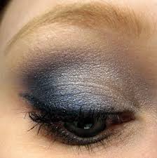 Augen make up grünes kleid #augen #augenmakeup #grunes #kleid. Schminkschule Blaues Abend Make Up Innenaussen