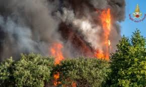 Le fiamme hanno attaccato una palazzina di cinque piani. Oxspyujhb1jcym
