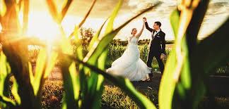 Doch die auswahl ist groß und macht die brautkleidsuche zu einer schwierigen aufgabe. Landhochzeit Archives