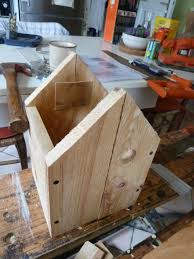 Plan de construction d'une cabane avec cadre de support. Nichoir En Bois De Palette Notre Petit Jardin Breton