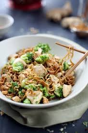 Nouilles Soba Sautees Au Poulet Brocoli Gingembre Et Noix De Cajou Chefnini Recette Poulet Brocoli Nouilles Soba Nouilles