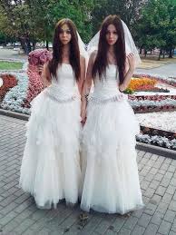 Identical Bride And Groom Both Wear Wedding Dresses In Russia Alina 23 Was Born A Man Dimitriy Kozhuhov Weisse Hochzeitskleider Kleid Hochzeit Braut