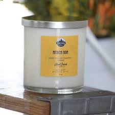 Meet light-of-the-party Erica Franklin. She 🕯️ founded the boutique candle  brand @milehighsoycandles 🕯️ rescued an adorable golden retriever named  Phoebe 🕯️ uses YellowDog for product label printing What's not to love?  Find