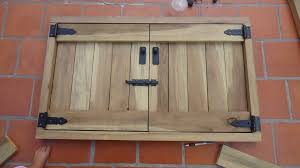 Como en este blog somos amantes de las cocinas rústicas, queremos dedicarle al tema el post de hoy. Puertas Para La Parrilla Ventanas De Madera Rusticas Postigones De Madera Parrilla De Madera