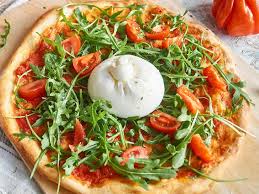 Tolles Rezept Fur Burrata Pizza Mit Tomatensauce Cremiger Burrata Und Wurzigen Rukkolablattern Vom Stil Her Wie Eine Margherita Pizza Belegen Essen Rezepte