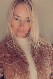 Shelly Hart's Instagram, Twitter & Facebook