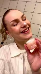 Titt-tei! Twilly Eau Poivrée er nå i butikk. En leken liten sak med noter  av rosa pepper, rose og patchouli🌹🍃