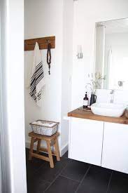 Bei einer normalen badsanierung müssen die fliesen auf dem boden oder an der wand nicht unbedingt abgeschlagen werden. Pin Auf Bad