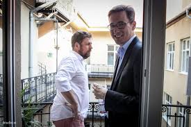 Karácsony gergely hangsúlyozta, zöld és baloldali programmal indul, amely egyszerre van tekintettel azokra, akik a világvége miatt, illetve azokra, akik a hónap vége miatt aggódnak. Index Belfold Karacsony Gergely Vagyona Csak Egy Csaladi Haz Fele