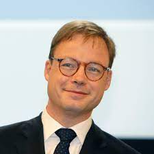 Die valovis bank ag den zusätzlichen eventuellen liquiditätsbedarf der valovis commercial bank ag in ihre szenariobetrachtung. Ex Karstadtquelle Bank Valovis Gibt Privatkundengeschaft An Targo Ab Manager Magazin