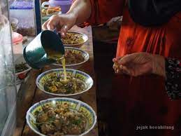 Tempat wisata kuliner di banyuwangi,kuliner malam banyuwangi,jajanan khasbanyuwangi,kuliner terkenal di banyuwangi terkenal dengan makanan khasnya yang begitu enak dan salah satu kuliner khas warung rujak soto mbok pat: Warung Sego Pecel Mbok Sarti Banyuwangi Regency East Java Banyuwangi Merdeka Com Nasi Pecel Super Pedas Dan Rempeyek Ombo Milik Mbok Sarti Anggarabagian Depan Warung Mbok Yem Yang Terletak Di