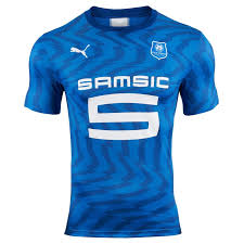 Le stade rennais compte bien profiter de la descente du nîmes olympique pour faire ses emplettes. Ligue 1 Le Stade Rennais Devoile Un Nouveau Maillot Exterieur Tout Bleu Goal Com