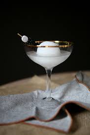 Full Moon Martini A Fancy Cocktail Recipe For Entertaining Jojotastic In 2020 Cocktail Essen Cocktail Martini