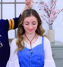 Belle und ihr vater maurice. Die Schone Und Das Biest So Einfach Konnt Ihr Die Frisuren Von Belle Nachstylen