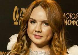 Поклонники некогда очень популярной певицы макsим (марина абросимова) отмечают, что в последние несколько лет внешность артистки претерпела сильные изменения. Vse Lico Perekoshennoe U Opuhshej Pevicy Maksim Fanaty Zapodozrili Sereznuyu Bolezn