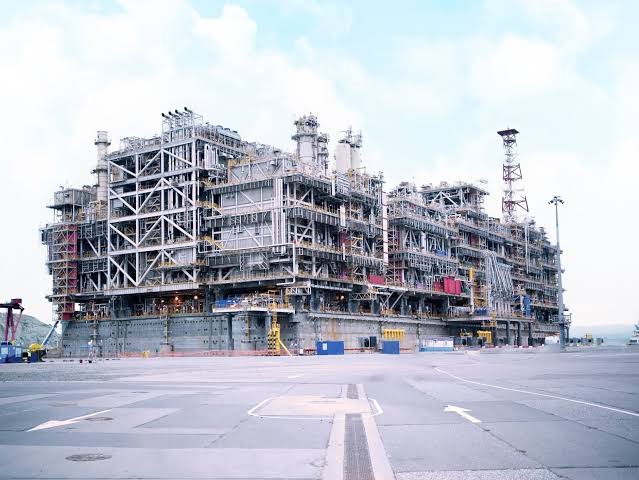 Scaffold access near cryogenic piping at an LNG liquefaction facility