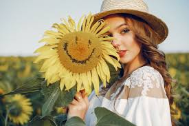 Beautiful and stylish girl in a field with sunflowers | Free Photo