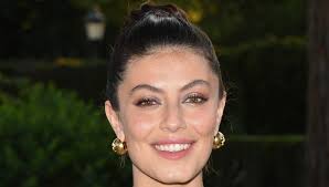 Alessandra Mastronardi al McKim Medal Gala, che fine ha fatto il suo charme  da ragazza francese?