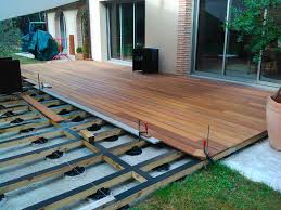 La Construction D Une Terrasse Bois Posee Sur Des Lambourdes Bois Terrasse Faite Maison Terrasse Bois Amenagement Terasse