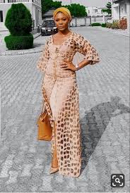 Amazon a revisité la tendance florale sur une somptueuse robe de soirée, parfaite pour vos évènements cet hiver. Pin By Ouedraogo Ines On Robe Africaine African Dress African Fashion African Print Fashion Dresses