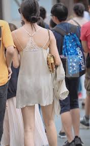 She Is Afraid That Others Don T Know She Is Wearing T Back Fashion Beauty Glamour Dressing Trend Street Shoot Fashion Printed Short Dresses How To Wear