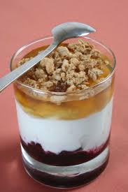 Verrines De Chevre Frais Aux Fruits Rouges Miel Et Muesli Soignon Recette Muesli Alimentation Recette Verrine