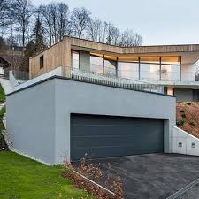 Le Garage Semi Enterre Possede Les Memes Caracteristiques Que Celui Qui Est Enterre Utile Pour Les Terrains Avec Un Fort Garage Prefabrique Garage Prefabrique