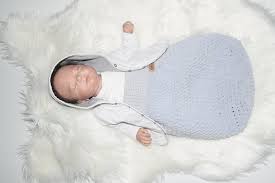 Kaum eine frage sorgt für so viel verunsicherung und bringt so viele unterschiedliche meinungen zum vorschein, wie die frage »ab wann darf mein baby in so lange ein baby noch nicht in der lage ist selbstständig zu sitzen, ist es noch zu klein für den transport im buggy. Velvet Baby Fusssack Hakeln Fur Jede Babyschale Und Buggy Ab 0 18 Monate Strampelsack Babyfusssack Decke