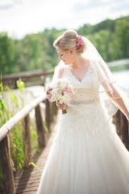 Brautfrisur mit blumen und schleier brautfrisur brautfrisuren mit blumen hochzeit frisuren. Blumen Im Haar Up Do Schleier Bridal Style Blumen Im Haar Frisur Braut Brautfrisur