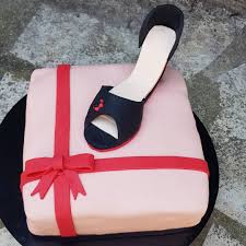 Gateau En Pate A Sucre Sur Le Theme Escarpin Gateau Nature Fourrage Creme Au Beurre Pour 12 Personnes La Cuisine De Laura Sneakers Shoes Balenciaga