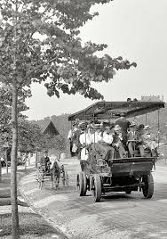 Circa 1908 On Riverside Drive Tourists In An Electric Charabanc Or Automobile Bus Photo From Librar Y Nyc History Old Photos Vintage New York