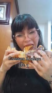 6/10 la vdd 🙂‍↔️ @Pastelerías Esperanza #croissant #croissantroulette  #croissantroll #panaderia #laesperanza #reseñadechef #reseñas #mukbangvideo  #mukbang #mukbangeatingshow