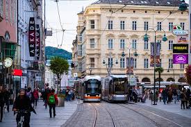 () linz, the capital of upper austria and the country's third largest city after vienna and graz, lies in this rich history is reflected by the plethora of art galleries in linz and countless cultural events held. Mobil In Linz Offentlicher Nahverkehr Bus Linz Linien Postlingbergbahn Tagesticket S Bahn Taxi Velotaxi Stadtbus Fahrplanauskunft Fahrscheine Fahrscheinverkauf