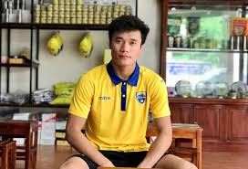 Em nghĩ trong tình yêu, tuổi tác là một khái niệm lỗi thời rồi chứ chị. Thá»§ Mon Bui Tiáº¿n DÅ©ng Tráº£i Long Sau Khi Trá»Ÿ Vá» Tá»« NÆ°á»›c Nga Va World Cup