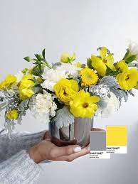Pantone 2021 Arreglo Floral Amarillo Ranunculus En 2021 Arreglos Florales Floral Pantone