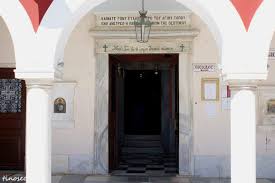 Απέναντί της είναι ο αρχάγγελος γαβριήλ που κρατάει στα χέρια του έναν κρίνο ο οποίος συμβολίζει την αγνότητα, ενώ το άγιο πνεύμα με. Ieros Naos Zwodoxoy Phghs Eyresh Panagia Thnoy Tinosecret