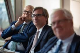 Armin laschet präsentiert sich als teamplayer mit regierungserfahrung, norbert röttgen betont das thema digitalisierung, friedrich merz fallen beim thema soziale spaltung flüchtlinge ein. In Conversation With True Atlanticists Friedrich Merz And Ambassador John Emerson Atlantik Brucke E V