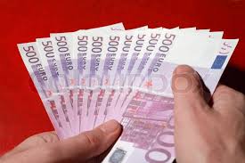 In umlauf befindliche banknoten bleiben aber gesetzliches zahlungsmittel und unbegrenzt umtauschbar. Close Up Von Vielen Bundel Von 500 Euro Stock Bild Colourbox