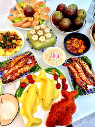 Mâm cơm cúng chạp nên đặt ở bàn thờ chính, nơi sạch sẽ, trang nghiêm nhất trong nhà. Mam Cá»— Cung Ong Cong Ong Tao Sá»›m Cá»§a Gia Ä'inh Ha Ná»™i Viá»‡t Nam Má»›i