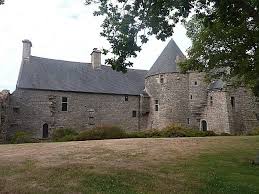 K Enneur Construit Vers L An 1400 Par Hamon De K Gadiou Le Manoir Etait A L Origine Un Simple Poste De Guet Le Manoir Maison Du Moyen Age Chateaux Abandonnes