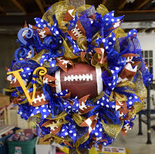 I felt like the wreath needed a little more pizazz, so i added some black and blue glitter ornaments that i had in my craft room. Pin On Wreaths