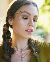 Duygu özaslan (@duyguozaslan) téléchargement d'histoires et de photos instagram. Duygu Ozaslan Coachella Makeup Coachella Guzellik Makyaj