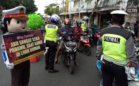 Kasus covid 19 di jombang menggila 13 ke… read more lokasi pabrik masker di jombang : Tak Pakai Helm Ditilang Tak Pakai Masker Hapalkan Pancasila Beritajatim Com