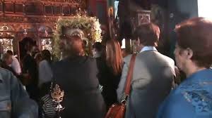 Αποτελώντας και μόνο την εκκλησία που υποδέχεται κάθε χρόνο το άγιο φώς απο τον πανάγιο τάφο των ιεροσολύμων, το βράδυ του μεγάλου σαββάτου. Metoxi Agioi Anargyroi Panagioy Tafoy Plaka Athens Youtube