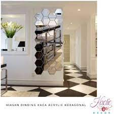 Jika bosan dengan frame foto berbentuk kotak, kamu bisa membuat bingkai foto unik seperti berbentuk lingkaran atau berupa poster hanger. Hiasan Dinding Kaca Acrylic Hexagonal Shopee Indonesia