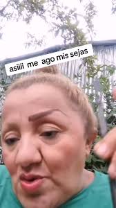 📹👁️ SE VUELVE VIRAL TRAS ENSEÑAR CÓMO HACERSE LAS CEJAS Una mujer se  convirtió en tendencia en redes sociales luego de publicar un tutorial  casero donde muestra cómo perfilarse las cejas desde