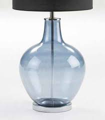 Des lampadaires pour mettre en valeur toutes les pièces ! Thai Mobilier Pied De Lampe En Verre Bleu Patricias Lestendances Fr