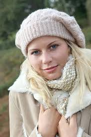 Foto Wanita Cantik Mengenakan Topi Wol Dengan Rambut Panjang Di Musim Gugur  Di Luar Ruangan Foto Dan Gambar Untuk Download Gratis