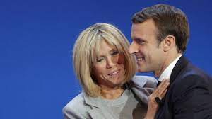 Angela merkel ist am wochenende mit der frau des französischen präsidenten emmanuel macron verwechselt worden. Die Frau Die Macron Nahbar Und Menschlich Macht Politik Sz De